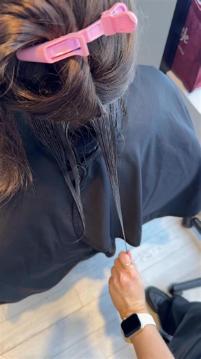 Le botox capillaire c’est un traitement en profondeur pour ton cheveu qui leur donne un boost. ⚡️ Ça leur redonne de la force , de l'hydratation et un léger effet lissant. Les pointes fourchus deviennent moins visible alors pour nous, c'est un gros OUI. Il faut prévoir environ 2h30 pour ce traitement : consultation, lavage des cheveux, application du produit, temps de pause, rincer, sécher et lisser avec un fer plat. | Parikart