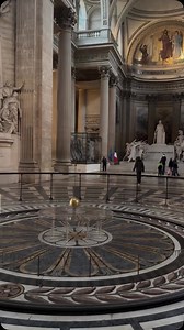 O Pêndulo de Foucault no Panteão de Paris, introduzido em 1851 pelo físico francês Léon Foucault, foi o primeiro experimento a fornecer evidências simples e diretas da rotação da Terra. 🎥 Sunnyroad #parissempreparis #foulcault #pantheon #paris | Paris Sempre Paris