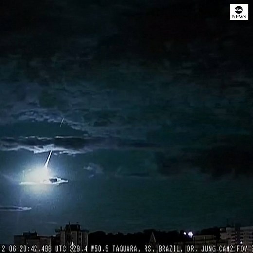 45K views · 1K reactions | LIT UP: Meteorite streaks across the sky in southern Brazil before burning up in the atmosphere over the Atlantic Ocean. https://abcn.ws/2KDRSWA | ABC News | Facebook