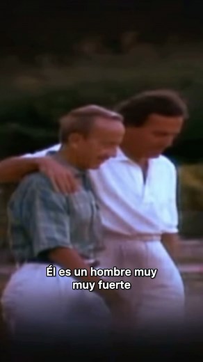 ¡Feliz Día del Padre! El doctor Iglesias Puga, padre de Julio, probablemente sea la persona más importante en la vida y obra de nuestro cantante más universal. Desde el accidente, pasando por la rehabilitación y el posterior éxito en el mundo de la canción, su padre siempre ha estado al lado de Julio Iglesias, no sólo como un apoyo más, sino como un referente. Fragmento de vídeo del documental de 1988 sobre la gira española de conciertos de Julio Iglesias. . . . . . #julioiglesias #españa #galic
