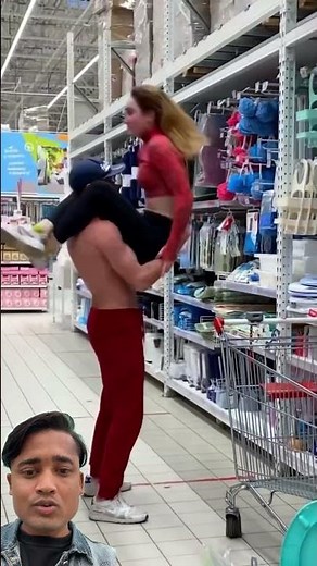 Mall Moment Goes Viral: Stranger Lifts Girl to Help Her Reach the Top Shelf ❤️#shortsfeed#funny