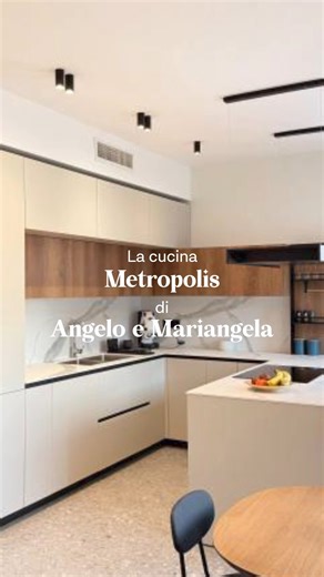 Ogni cucina racconta una storia, e quella di Angelo e Mariangela esprime modernità e calore. Con l’aiuto di @Salerno Home, hanno scelto la Metropolis: basi e colonne in nero opaco e cachemire opaco, il Rovere nodato che aggiunge texture e calore, e il top Calacatta che illumina l’ambiente. Un equilibrio perfetto tra materiali, funzionalità e stile. ✨ Every kitchen tells a story, and Angelo and Mariangela’s reflects modernity and warmth. With the support of @Salerno Home, they chose Metropolis: b
