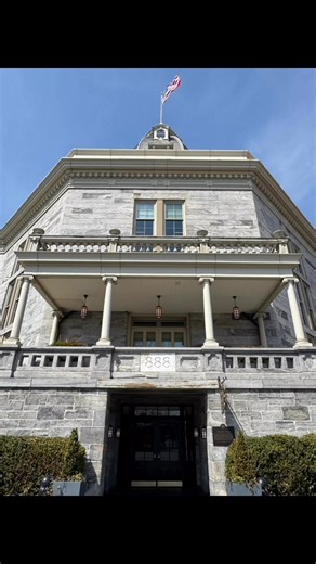 Halloween is just around the corner — the perfect moment to remember one of New York City’s eeriest and haunting places: the old Blackwell’s Island Lunatic Asylum on Roosevelt Island. In an effort to alleviate overcrowding at Manhattan’s Bellevue Hospital, the New York City Lunatic Asylum opened its doors in 1841. It was situated on a narrow strip of land in the East River known as Blackwell’s Island (today’s Roosevelt Island). Before long, this asylum faced the same challenges as Bellevue did: 
