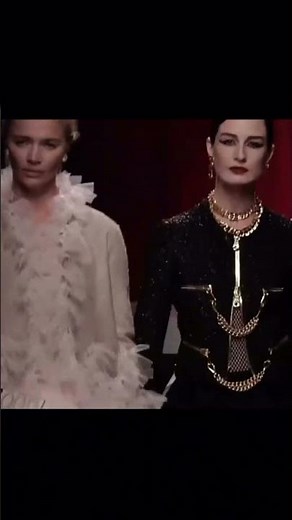 Jodie Kidd & Erin O'Connor for Moschino Spring 2014 RTW Collection #runway #catwalktour #supermodel