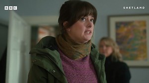 Official Trailer 10º Acclaimed murder-mystery drama Shetland returns for a tenth series as Calder and Tosh are drawn to a remote village following the sinister murder of an elderly woman. As they begin to unravel life in this close-knit community, shocking, long-buried secrets rise to the surface with unexpected consequences for all – including the team. In the isolated hamlet of Lunniswick, the body of the retired social worker Eadie Tulloch has been out in the elements for a number of days. Su
