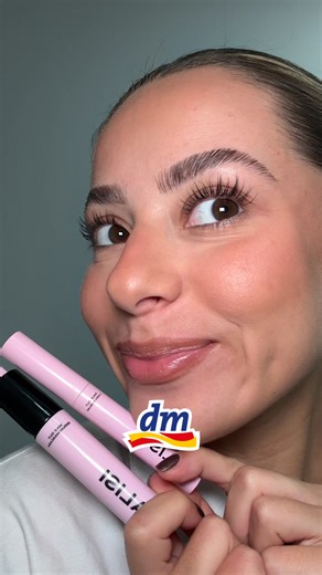 Natürlich lange, volle und gesunde Wimpern! Unser hormonfreies Wimpernserum mit natürlichen Inhaltsstoffen unterstützt sichtbar längere, dichtere und dunklere Wimpern. Ganz ohne Nebenwirkungen! ✨ 🚫 Frei von Hormonen, Prostaglandinen und Analogen 🫧 Mit Pentapeptid-17, Biotin & Kollagen 💦 Angereichert mit Hyaluronsäure & Kürbiskernextrakt ✅ Klinisch getestete Formel - dermatologisch verträglich 🤩 Erste Ergebnisse nach 10 Tagen, deutlich längere Wimpern nach 8 Wochen ➡️ Jetzt erhältlich auf dem
