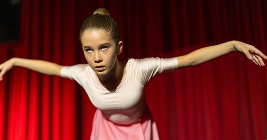 誘拐した可憐な少女、実は吸血鬼だった…恐怖の24時間サバイバル描く『アビゲイル』秋公開決定｜シネマトゥデイ