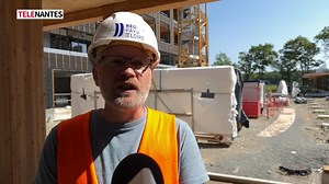 ST PHILBERT-DE-GRAND-LIEU : UN NOUVEAU LYCÉE POLYVALENT EN 2026 Il fera sa première rentrée en septembre 2026 et il accueillera à terme près de 1 500 élèves. Malgré une crise sanitaire et une crise économique, la construction du lycée polyvalent de Saint-Philbert-de-Grand-Lieu n’a pas pris de retard. Un chantier d’envergure avec plusieurs enjeux environnementaux et énergétiques. | Télénantes