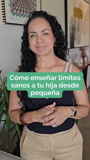 Las amistades en la infancia también forman la autoestima. 💛 Enseñarles a expresar lo que sienten y poner límites puede cambiar la forma en la que se relacionan toda su vida. Que una niña aprenda a poner límites no la hace “difícil”. La ayuda a crecer con más seguridad y amor propio. ✨ No le enseñes solo a encajar. Enséñale también a escucharse, expresarse y elegir amistades sanas. #hijas #niña #maternidad #paternidad