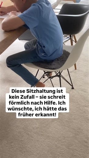 Sophia | Reflexintegration on Instagram: "Diese Zeichen werden viel zu oft übersehen: Das Kind sitzt beim Schreiben mit dem Kopf weit vorne, die Beine um das Stuhlbein geschlungen – und plötzlich wird Lernen zum Kampf. Was viele Eltern nicht wissen: Genau diese Sitzhaltung kann zeigen, dass noch ein aktiver Reflex im Körper wirkt, der Konzentration, Schreiben und sogar das Lesen erschwert. Das ist kein „Ungeschick“ oder Faulheit – sondern ein unüberhörbarer Hilferuf des Nervensystems! Fällt dir 