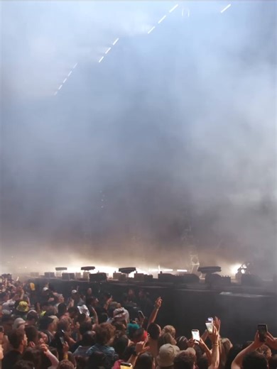 Swedish House Mafia and Eric Prydz playing 'Sweet Disposition' with 'Midnight City' was a dance scene highlight 🤩🔥