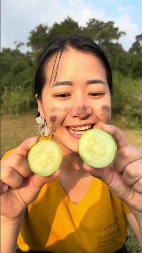 Use cucumber to wash your face #bushcraft #survival #camping #shorts