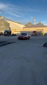 Nice cateye showing us how a rolling burnout should look like 💨💨💨 | Fullsize Trucks VS The World