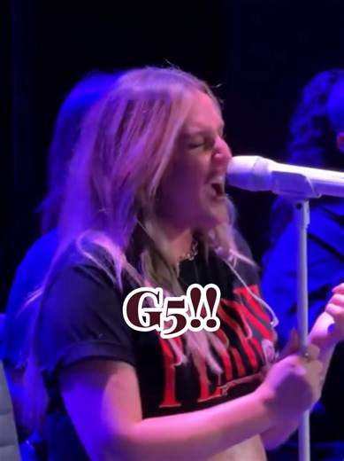 Perrie Edwards slaying vocals in the live performance of