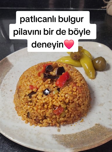 Bol sebzeli, tam kıvamında nefis bir bulgur pilavı 😍 Patlıcanın verdiği o lezzetle klasik pilavdan çok daha farklı oluyor. Pratik, doyurucu ve tam bir ana yemek!❤️ Delicious vegetable bulgur pilaf with eggplant 😍 So tasty, easy and perfect for any meal!🇹🇷🇹🇷 Malzemeler 2 su bardağı pilavlık bulgur 3 su bardağı soğuk su 1 patlıcan 1 kuru soğan 2 tane domates 1 yemek kaşığı domates salçası Yarım yemek kaşığı biber salçası 1 yeşil biber 1 kapya biber 4 diş sarımsak 1 er tatlı kaşığı karabiber 