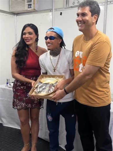 Olha o Theuzinho recebendo os presentes do nosso #Prefs no camarim ✨️ #CarnavalDeSãoLuís #CidadeDoCarnaval #viral #foryou