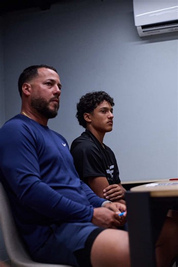 El progreso no es casualidad… es el resultado de trabajo consistente, estructura y compromiso. En solo 2 meses, Deniel Figueroa (14 años) ha logrado un cambio significativo en su bateo: 10 MPH en su average exit velocity y un control de swing mucho más sólido. Este tipo de resultados no ocurren solo en el cage. Se logran en combinación con el entrenamiento de gimnasio—ambos procesos van de la mano para desarrollar fuerza, estabilidad y transferirla correctamente al swing. Más allá de los números