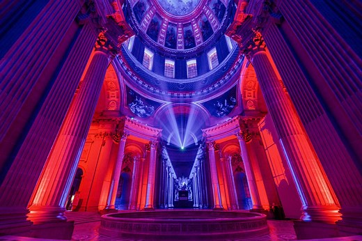 À Paris, le spectacle immersif “Aura” illumine le dôme des Invalides