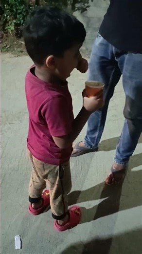 ayyoo me friend ice cream🍦🍦 kinda padipoendani adusthunnadu bunty