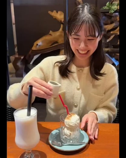 宮下寧々（四国放送アナウンサー） on Instagram: "🥢☕️ 前回の投稿に続いて…香川の美味たち💫 まずは、念願だった本場の讃岐うどん！ 弾力がありながらもツルッと食べられて、美味しさが格別でした😭天ぷらも絶品！！ 続いて、宇多津町のウッディ仕様なお店に☕️ 居心地が良くて、難波アナと、思い出話や近況を語り尽くしました！ 5枚目はコーヒーを溢して、焦ってます😂笑 最後は、香川名物の骨付鳥を🍗 ハサミで切り分けるのが新鮮でした！ ガツンとした味わいで歯ごたえがあって、とっても美味しかったです！ また香川行きたいな💭 #香川観光 #香川カフェ #讃岐うどん #四国放送 #新人アナウンサー"