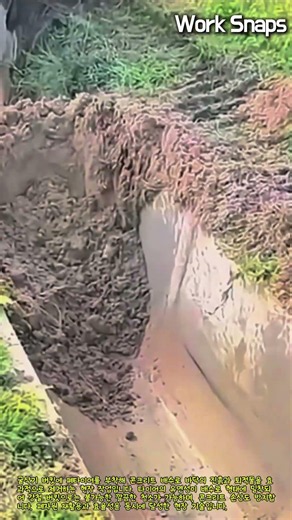콘크리트 배수로 진흙 제거 작업 - 굴삭기 폐타이어 활용법 #worker #process #satisfying #concrete #innovative