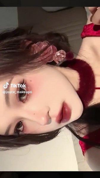 Winter is really good for red lips #makeup#makeuptutorial#grwn#makeupartist#motd#cbeauty#foryou#douyin#chinesebeauty#beauty#fly#flypシ