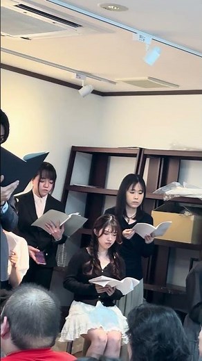 朗読劇全体の様子💭養成所生の段階で朗読劇に出演することもできます！なんと！今無料説明会に参加&入所すると・堀川書店物語DVD・朗読劇優先出演権の２大特典が✨「YouTube見た」で特典GET🎁