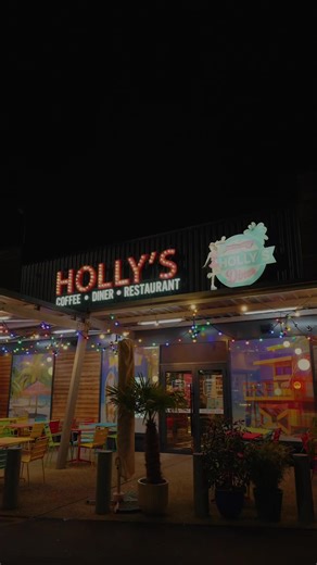 ✨ Laissez-nous vous faire découvrir notre Holly’s Diner de Louvroil 🕺🏻🎥 Cela fait déjà 1 an que nous avons rouvert nos portes 🍔🍦🛼 ⏪ Plongez directement dans l’ambiance mythique des années 60 🇺🇸💃🏻 🍔🥓🍩 Des plats et desserts gourmands qui vous feront voyager 👨‍👩‍👧‍👦 En famille, entre amis ou en amoureux, créez des souvenirs inoubliables ❤️ 📍 Ouvert 7j/7 🎥 Vidéo réalisée par @zendproduction 🕺🏻 #hollysdinerlouvroil #année60 #diner #tiktokfood #sortiefamiliale