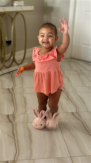 Valerie & Violet Viuni Santin on Instagram: "Violet💜 #twins #twinsofinstagram #baby #kids #mellizas #twinsisters"