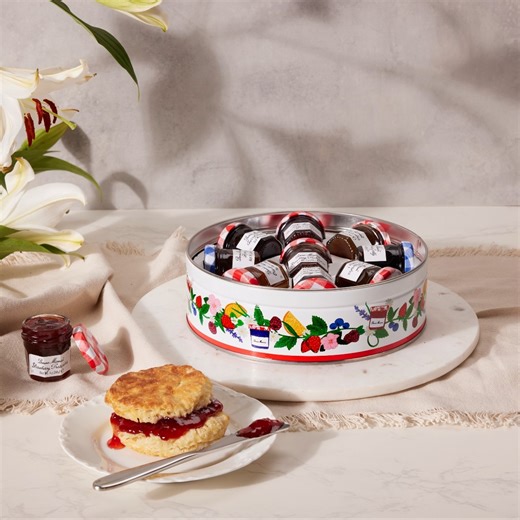 Give someone a loving reminder of how important they are to you with our NEW Sampler Gift Tin! Featuring 8 mini jars of our delicious spreads and 1 honey in an adorable metal tin. Order yours now! Only available on our e-shop. | Bonne Maman US