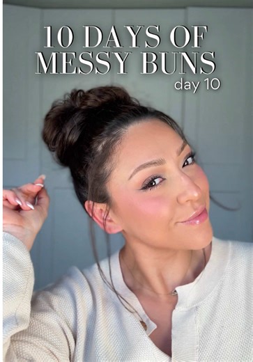 Save the easiest messy bun for tomorrow or when you’re running late!🏃‍♀️🫶 10 Days of Messy Buns- Day 10🧸 One of my go to hair hacks! Takes under a minute and looks great every time👏🏼 Make sure you tuck the end tail into the elastic to hold the hun in place all day long💕 • • • #easyhairstyles #hairtutorial #messybun #messybuntutorial #updohairstyle