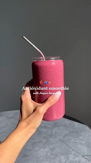 Start your mornings off with this energy boosting antioxidant smoothie! How to make: 1 cup mixed frozen berries, 1 banana, almond milk, 1 tsp of peanut butter, 1 tsp of chia seeds. Credit: danna_mei on TK | Belly Blast Smoothies
