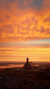 Quelle sensation de partir de nuit sans savoir ce qui nous attend au lever de soleil et tomber sur ce ciel absolument magnifique … 𝑀𝑎𝑡ℎ𝑖𝑒𝑢 𝑅𝑖𝑣𝑟𝑖𝑛 𝐂𝐀𝐋𝐄𝐍𝐃𝐑𝐈𝐄𝐑 𝐓𝐄𝐌𝐏𝐄𝐓𝐄𝐒 𝟐𝟎𝟐𝟔 : à retrouver sur mon site https://www.mathieurivrin.com/ Attention l'an dernier tout le monde n'a pas pu en avoir, n'attendez pas le dernier moment, ça fait une super idée de cadeaux pour Noël ! | Mathieu Rivrin • Photographe de Bretagne