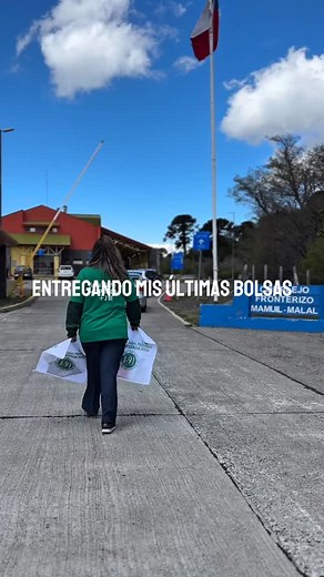 VISITÉ TODAS LAS COMUNAS DEL DISTRITO 23 💚 Entregué todas mis bolsas, me fui derechito a Argentina y de repente me dijeron: ‘¡Vuelve a Chile!’… así que aquí estoy otra vez en el distrito 23, derrotada pero presente 😂 Este 16 de noviembre: vota J-91… porque al parecer no me dejan arrancarme ni un minuto en esta campaña. 🧳🇨🇱 | Claudia Salas Melinao Candidata Diputada Distrito 23