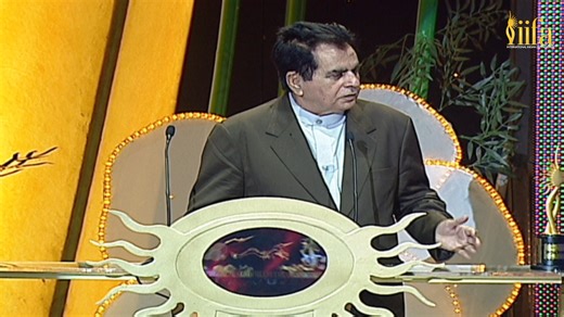 Dekhiye jab Shah Rukh Khan aur Dilip Kumar aaye saath main IIFA stage pe. #IIFA #Bollywood #ShahRukhKhan #DilipKumar | IIFA Awards