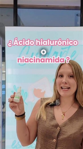 ¿Ácido hialurónico o niacinamida? 🧴✨ Si no sabes cuál necesitas, te lo explicamos fácil y rápido: 💧 Ácido hialurónico = piel tirante, apagada o con líneas marcadas → hidrata en profundidad y deja la piel rellena y jugosa desde el primer uso. Perfecto como primer paso después de limpiar. 🌿 Niacinamida = granitos, poros abiertos o manchitas → regula la grasa, mejora la textura y unifica el tono si eres constante. 💬 ¿Y tú? ¿Eres #TeamHialurónico o #TeamNiacinamida? 👇🏼 Te leemos #Arenal #Skinc