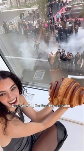 Dani showing the fans her crossaint #katseye