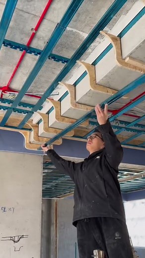 the process of installing a ceiling frame on the roof of a house
