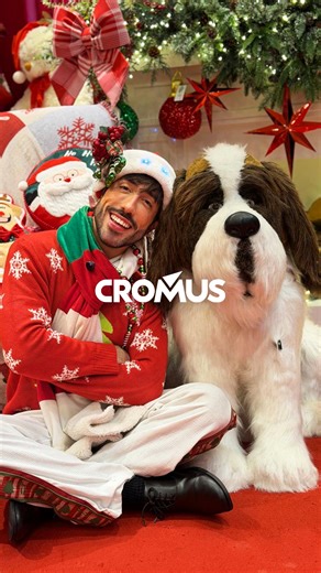 Cromus Oficial on Instagram: "O Natal ganhou vida! Os bonecos animatrônicos exclusivos da Cromus chegaram para encantar ainda mais essa época mágica e o melhor: com falas em português! ❤️✨ Do movimento delicado às mensagens cheias de encanto, cada detalhe foi pensado para transformar sua decoração em uma experiência inesquecível. 💫 👉 Qual deles você quer levar para casa neste Natal? ❤️🎅 #Cromus #NatalCromus #Animatrônicos #DecoraçãoDeNatal #MagiaDeNatal #OpenHouseCromus #Openhousenatal2026 #o