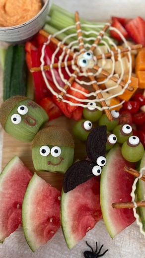 Happy Halloween 🎃👻💚 making these Halloween kids platters are so much fun! I’m obsessed with the Oreo bats, kiwis, mini easy peeler pumpkins and the pretzel cobwebs 🕸️ I hope you all have a spooky time trick or treating and collect as many sweets as possible! 🤭 • #halloweenkidsparty #halloweenkids #halloweenfood #halloweenfoodideas #grazing #partyfoodideas #partyfood | Sandwich Grazing