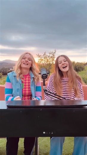 „Alles ist relativ normal“ 💕 Selbst Einstein hatte nur ne 4 in Mathe! In unserem Cover von „Alles ist relativ“ zeigen wir, dass Kinder keine Matheformel sind, die man nach Punkten bewertet. Nicht jeder „Einserschüler“ schreibt Geschichte – aber manche schreiben Songs, bauen Welten aus Lego, tanzen durchs Wohnzimmer oder haben Ideen, auf die kein Lehrbuch kommt. Dieses Lied ist für alle, die im Zeugnis vielleicht nicht glänzen, aber auf der Bühne, im Proberaum oder mit ihren verrückten Einfällen