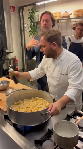 LaCucinaComeArte on Instagram: "MARE OMNIS.THE DINNER e' stata l'ultima cena del 2025 @lacucinacomearte a cura di @claudiocomposti73 a tema tonno - ispirata alle opere fotografiche di @francesco_zizola uno dei fotoreporter piu' premiati - con ben 10 World Press Photo. Le opere fanno parte della serie Mare Omnis - primo di quattro capitoli del progetto HUBRIS - che ritrae in maniera straniante e poetica le reti da pesca di una delle ultime tonnare ancora attiva in Sardegna, che pratica un metodo 