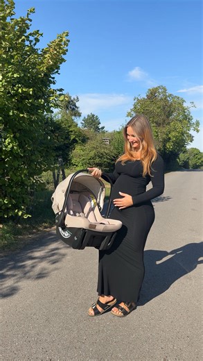L U I S A M U N Z on Instagram: "✨Die Vorfreude wächst - und wir bereiten schon alles für die ersten Fahrten mit unserem Baby vor.🤍 Unsere Wahl: die Joie Signature Sprint™ Babyschale in Sandstone. - ab Geburt nutzbar (bis ca. 12 Monate) - integrierte ISOFIX-Konnektoren - sicher eingebaut in Sekunden, ganz ohne Basisstation - flexibel beim Fahrzeugwechsel oder im Urlaub - optional auch mit der drehbaren i-BaseT™ Encore kombinierbar Wir fühlen uns damit bestens vorbereitet und freuen uns riesig a