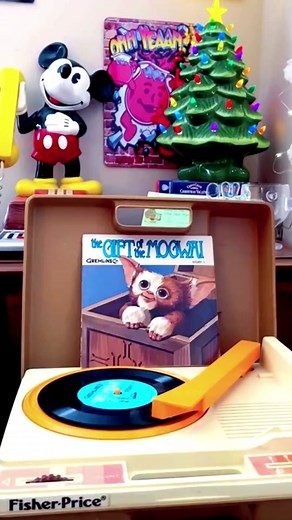 Who remembers when Hardee’s sold these Gremlins storybook records for 99¢ back in the day? You had to collect all 5 records to hear the full story. Watch til the end of the video to see the 1984 Hardee’s commercial. #80s #genx #ilovethe80s #gremlins #storybookrecords #hardees #childhood #memories #80sthrowback #collectibles #80stoys #foryoupage