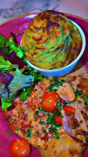 I had one of the best meals in Downtown Disney at Jazz Kitchen Café and I have to tell you about it — because this place is NEXT LEVEL. 🍗 The Chicken Asiago was everything I hoped for and MORE. It’s a perfectly Asiago-crusted chicken breast seared to golden perfection, served with a luscious, white wine pan sauce that’s creamy, savory, and full of rich flavor. The dish comes with a pesto twice-baked potato that’s tender on the inside with a herby pesto twist, roasted tomatoes, and shallots that