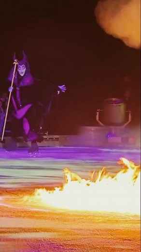 Maleficent brings FIRE to the ice 🔥😈🎥 @artsgurutv#DisneyOnIce