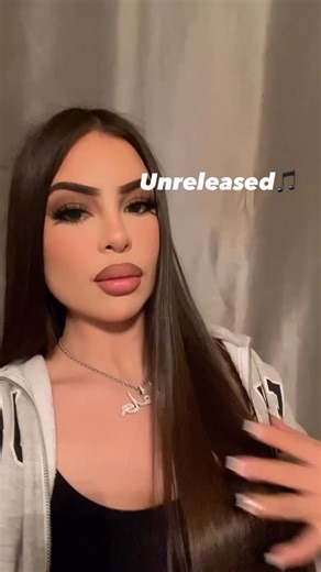 𝒟𝑒𝓁𝒶 🪄🪞🐩 on Instagram: "🎧Album release coming soon 🎶Unreleased music #dela #newmusic #independentartist #musicreels #latinamusic"