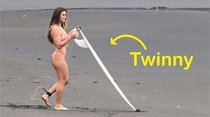 The number of fins in a surfboard has a dramatic influence on how a board responds and the style of surfing that is best suited to it. Here's 5 examples of the most common fin set-ups that we've filmed here in Bali. 0:00 Kian Martin: https://www.instagram.com/_kianmartin/ 0:38 Giada Legati: @giadalegati 0:59 Rio Waida: https://www.instagram.com/riowaida_/ 1:29 Noah Collins: https://www.instagram.com/noahcollins/ Get a free digital Bali Surf Guide here: https://surfersofbali.com/pages/bali-surf-g