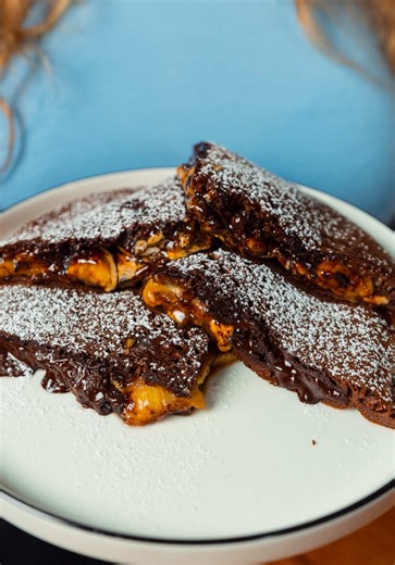 Pancake ripieno ✨light ✅ Nessuna Minou è stata maltrattata per il ripieno di questo pancake 🐈 che ovviamente abbiamo provveduto a sbranare in 2 minuti perché era pazzesco🤤 Ricetta Ingredienti: -45g farina d'avena (noi la nostra al gusto latte e biscotti di @fitporn🤤) -2 uova -150ml latte scremato -5g cacao amaro -2g lievito 2g idrolitina -dolcificante qb Ripieno -1 banana -cioccolato fondente -crema proteica nocciola bianca @fitporn (senza zuccheri aggiunti e senza maltitolo) Mischia tutti gl