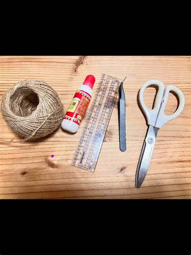 麻紐とボンドでできる！！〜カンカン帽の作り方 8cmぬい向け〜写真と文字だけの説明難しかったので動画でまとめてみました〜！ご興味のある方、ぜひぜひ麦わら帽子をつくって、この夏ぬいちゃんにかぶせてあげてください🌞👒*.。麻紐はDA1S0などで手に入ります！ #rkrn手芸部